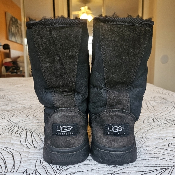 VGUC UGG Ultimate Short 5275 Black Suede Sheepskin Boots Womens 7 - Picture 13 of 16